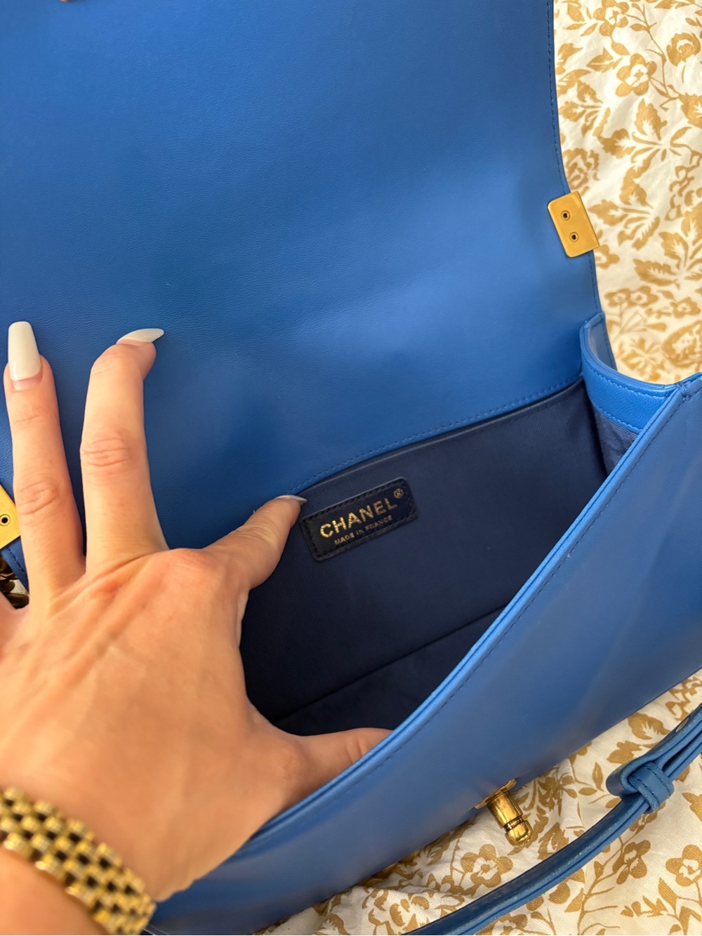 CHANEL Blue Quilted Leather Shoulder Bag with Gold Hardware - Picture 4 of 6